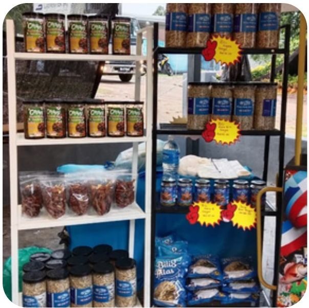 Rak jualan produk Crispy Sambal Garing di sebuah karnival