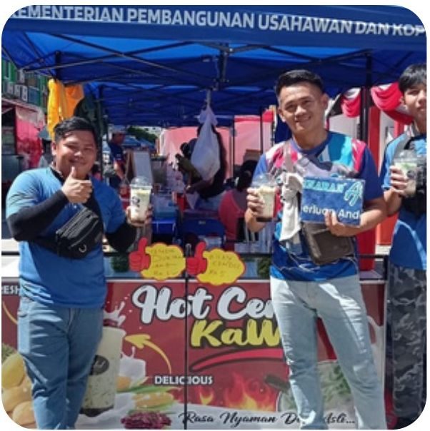 Pelanggan menikmati DMJ Hot Cendol Kaw2 di gerai karnival