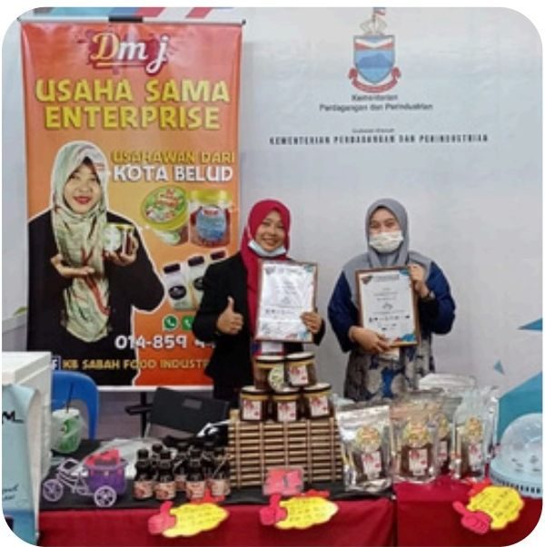 Gerai pameran Usaha Sama Enterprise dengan susunan produk