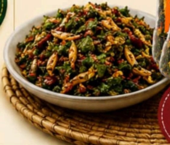Hidangan Crispy Sambal Garing Pucuk Ubi Bilis dalam mangkuk