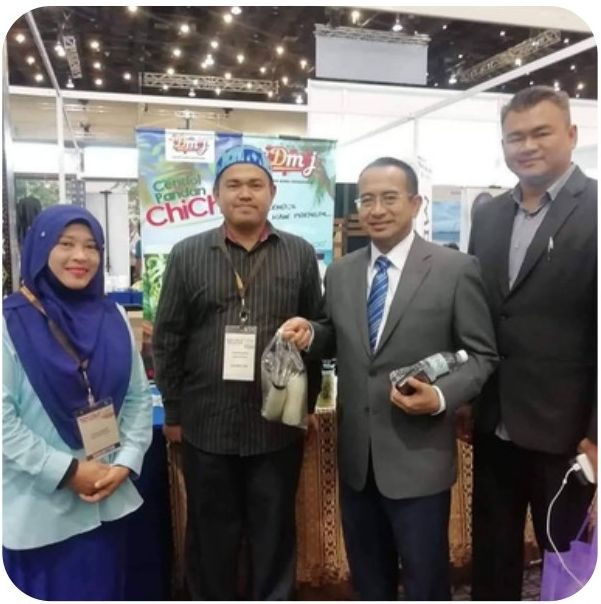 Wakil syarikat bersama pelawat di ruang pameran agensi